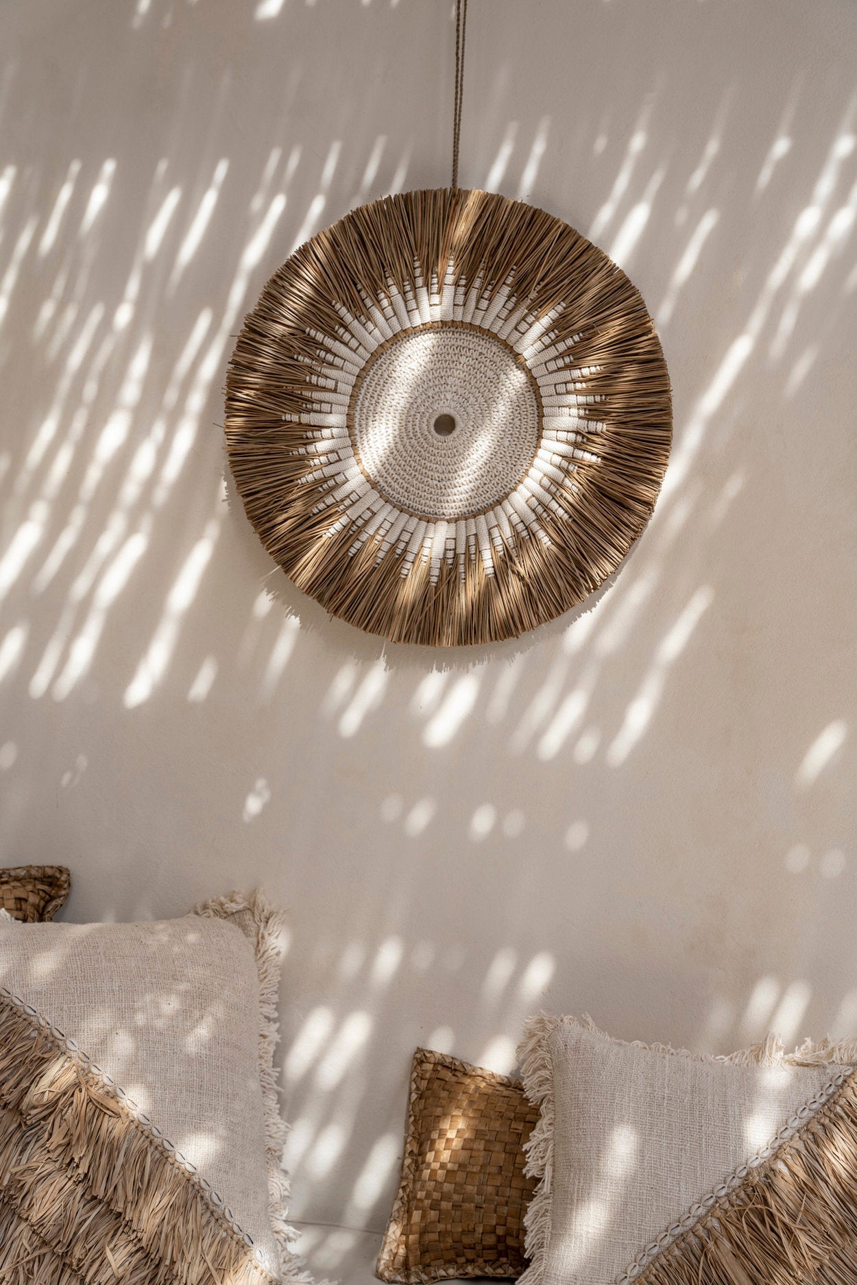 Decorazione da parete in macramè di rafia – bianco e naturale