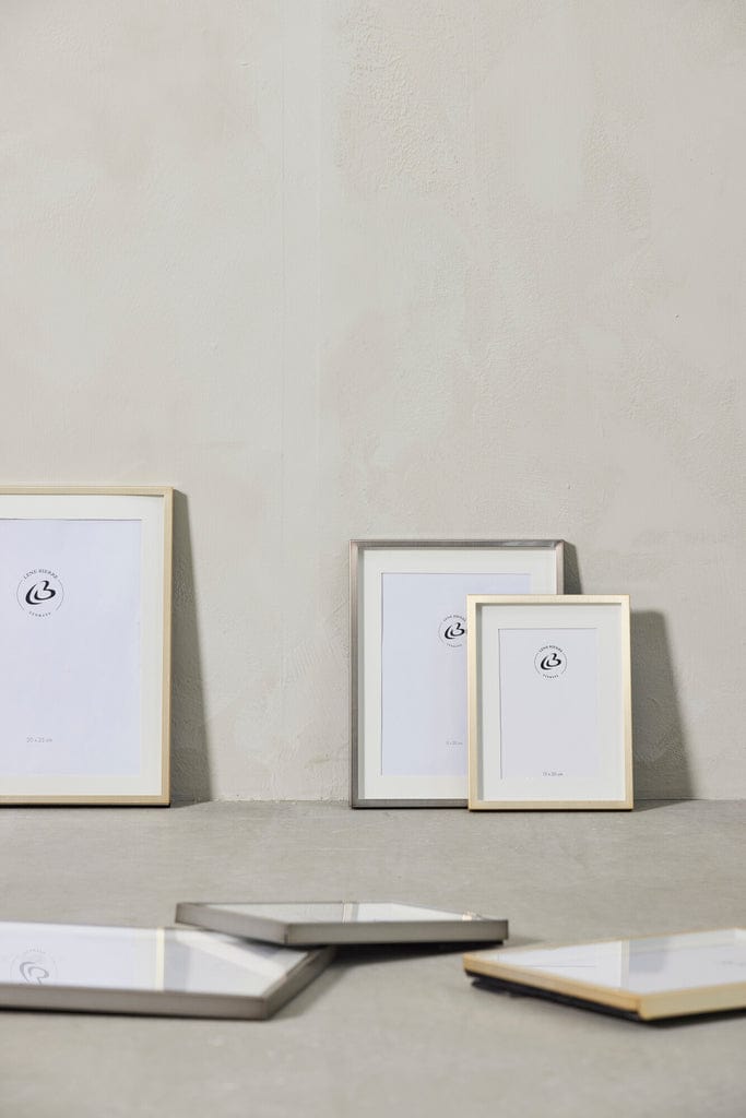 Austin Photo Frame 20 cm x 15 cm in light gold with sleek aluminum and glass design.