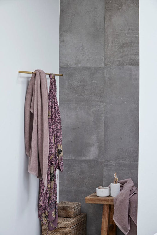 "Molli Bath Towel: Luxurious Spanish Villa  shade, 100% organic cotton. Size: 140x70 cm."
