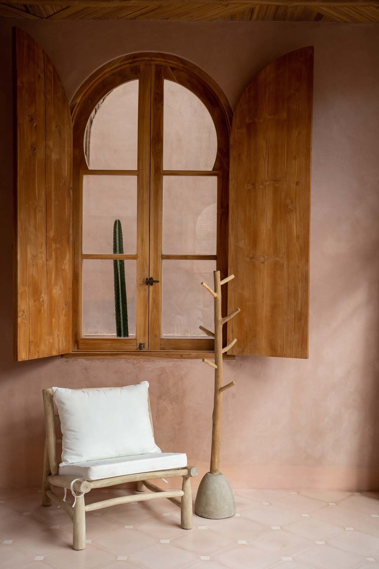 Teak Wood Clothes Hanger with Concrete Base – Natural, 150 cm