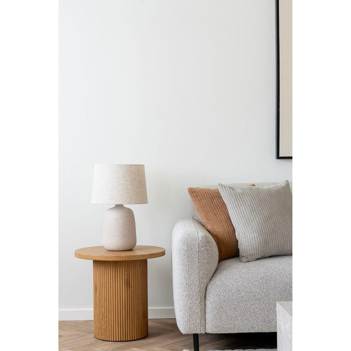Boavista Side Table with lamp in living room, natural finish, Ø48x45 cm, easy assembly.