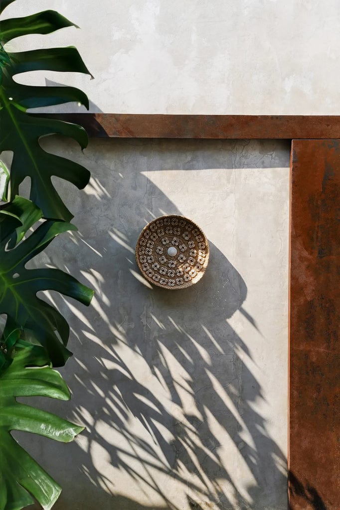 Caribe Shell Plate in natural white with shells, wall-mounted, 42cm diameter.