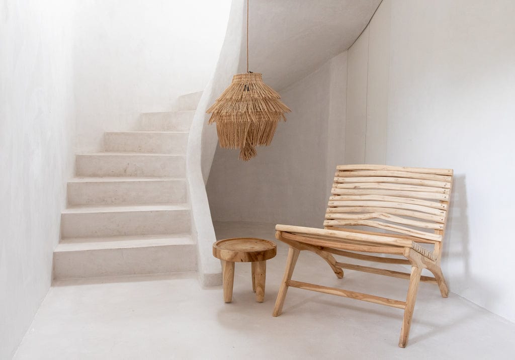 Handcrafted teak wood chair, Islander Eenzit - Natural, in minimalist indoor setting.