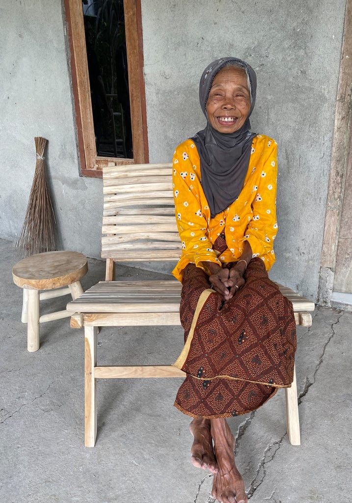 Islander Eenzit - Natural teak wood chair with unique design in outdoor setting.