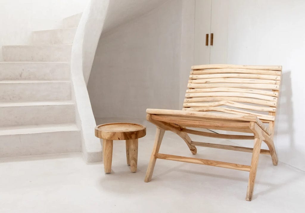 Handcrafted teak wood chair, Islander Eenzit - Natural, with unique organic design in a minimalist setting.