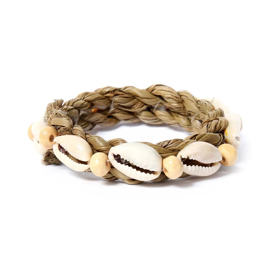 Set of 4 napkin rings in natural seagrass with white cowrie shell trim