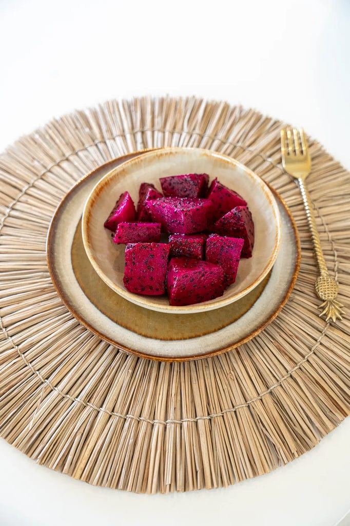 Comporta Appetizer Plate 17cm with dragon fruit slices on a woven placemat.