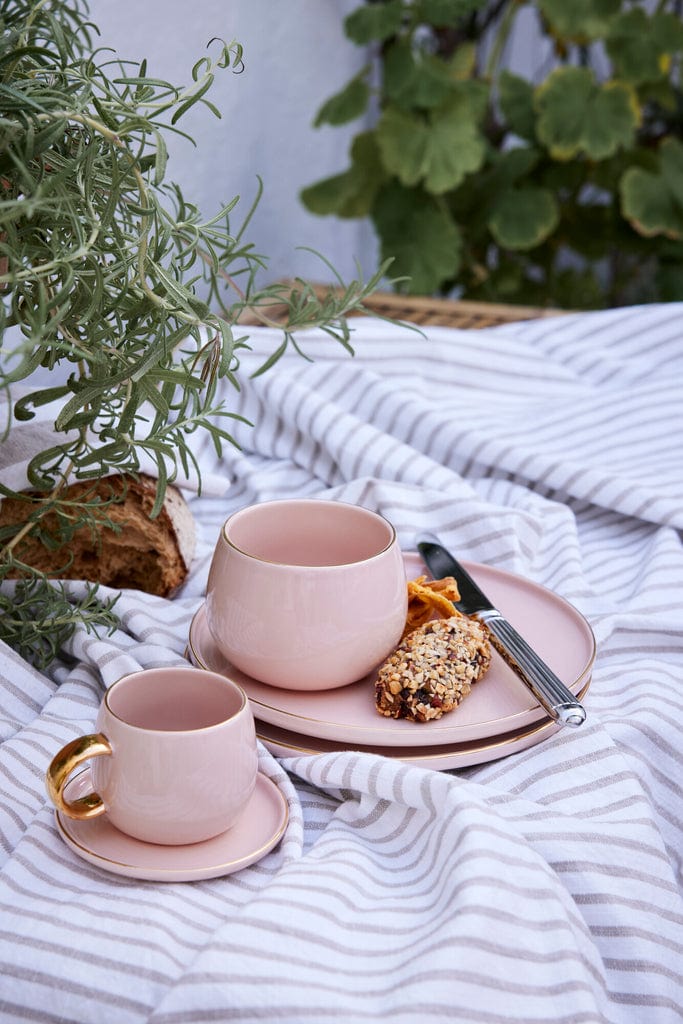 Olivia Tablecloth Ø140 cm Sand Striped with pink cups and plate, elegant and durable cotton design.